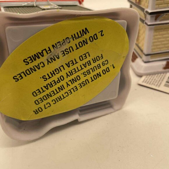 NWT Set of 2 Cobblestone Corners Plastic Christmas Winter Village Pieces - Picture 10 of 10